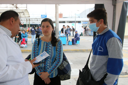 Personas ingresan a las carpas del Ministerio de Salud en una de las terminales terrestres de Quito.