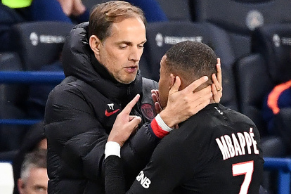 Tuchel sostiene la cabeza de Mbappé al ser cambiado.