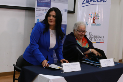 La ministra Andramuño (i) informó el resultado de la prueba al paciente chino.