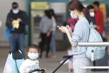 Phnom Penh (Cambodia), 05/02/2020.- Passengers wear masks amid fear of a coronavirus outbreak, as they arrive at Phnom Penh International Airport in Phnom Penh, Cambodia, 05 February 2020. The virus, which originated in the Chinese city of Wuhan, has so far killed at least 490 people, infecting nearly 24,000 others, mostly in China. Cambodia has so far reported one case of infection. (Camboya) EFE/EPA/KITH SEREY CAMBODIA CHINA EPIDEMIC