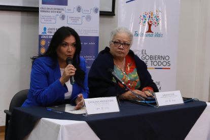 La ministra Catalina Andramuño (i) informó el martes sobre el resultado de la prueba al paciente chino.