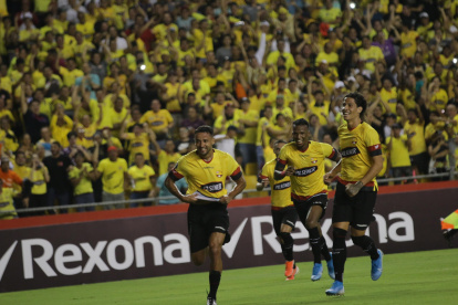 Gabriel Marques (i), volante de Barcelona, celebra el segundo tanto del Ídolo ante Sporting Cristal.