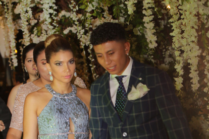 Si era un rumor, el viernes quedó oficializado. El jugador de Emelec, Joao Rojas, y la reportera y presentadora de deportes, Kristy ‘la Samba’ Alvarado, llegaron juntos de la mano a los premios en los que él no desentonó con un terno ajustado a cuadros.