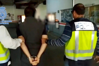 MADRID. Emilio Lozoya (c), exdirector de la estatal Petróleos Mexicanos (Pemex), tras ser detenido este miércoles en Málaga tras llevar meses prófugo de la justicia.