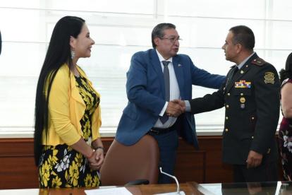 A la firma del convenio acudieron por el CNE la presidenta Diana Atamaint, y José Cabrera. Por la ESPE, el rector Humberto Parra.