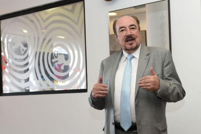 El director de Democracia Sí, Gustavo Larrea, ya organiza su partido para las elecciones generales de 2021.