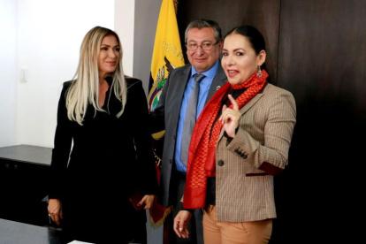 Tras la aprobación de las reformas electorales, la presidenta del CNE, Diana Atamaint, festejó junto a la viceprefecta del Guayas, Susana González, y el consejero José Cabrera.