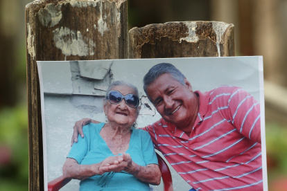 Personaje. Rosa Inés Veloz Ortiz, junto a su nieto Milton, cuando celebró su cumpleaños #109.