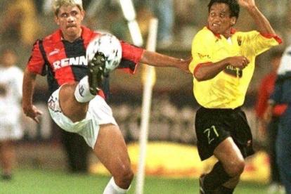 Anthony De Ávila (d), formó parte del Barcelona que eliminó a Cerro en 1998.