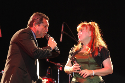 Johnny trabaja en Ecuavisa y Susana vive en Cuenca.