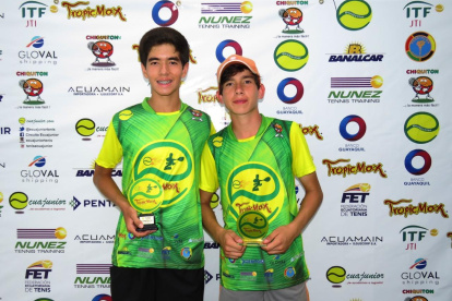 Enrique Medina (i), comandó la categoría +14 Unificado tras vender a Mathias Juez por parciales de 6-2 6-2.