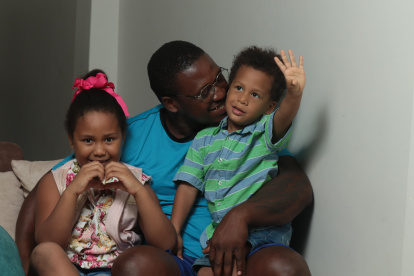 El púgil ecuatoriano combina ahora los estrictos entrenamientos de la selección nacional con su mejor profesión: la de ser papá. Arriba, feliz, rodeado de sus hijos Gisella (7) e Ítalo Jr. (3).