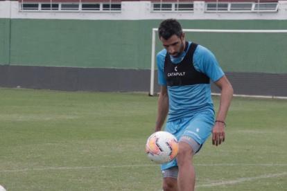 Cristian Pellerano estará en el centro del campo y será el encargado de armar al equipo.