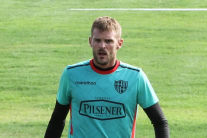 El arquero fue retirado del campo en ambulancia.