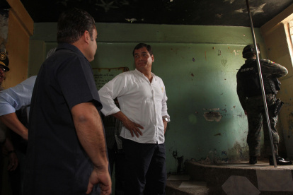 El entonces presidente Rafael Correa, en diciembre del 2013, recorrió la Penitenciaría del Litoral donde constató la existencia de una cabaré improvisado por los presos.