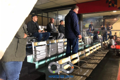 Jordi Cruyff, entrenador de la Tricolor, en el Coloso del Batán viendo el duelo entre albos y militares.