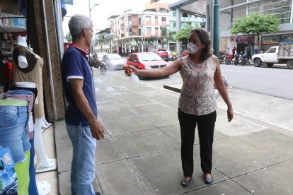 Babahoyo. Las personas han decidido usar mascarillas de protección como medida preventiva, pero también recurrir a métodos como rociarse alcohol en todo el cuerpo.