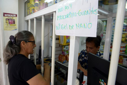 Las mascarillas escasearon en los negocios de Guayaquil.