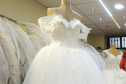 Más del 60% de los vestidos de novia que se comercializan en el país son importados.