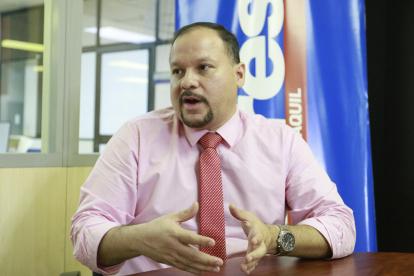 El doctor Ernesto Carrasco en una entrevista con EXPRESO.