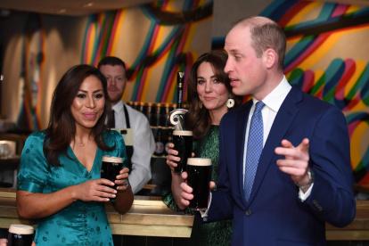 Dublin (United Kingdom), 03/03/2020.- The Duke of Cambridge (R) attends a reception at the Guinness Storehouse"s Gravity Bar, hosted by the British Ambassador to Ireland in Dublin, Ireland 03 March 2020. (Duque Duquesa Cambridge, Irlanda) EFE/EPA/JAMES WHATLING / POOL IRELAND DUKE AND DUCHESS OF CAMBRIDGE VISIT TO IRELAND