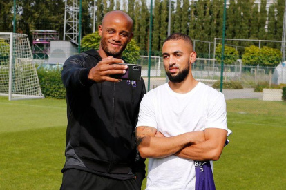 El jugador del Anderlecht, Vincent Kompany (i), no podrá seguir haciéndose selfies con los hinchas.