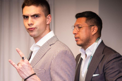 Johann y el creativo Roberto Rivadeneira.