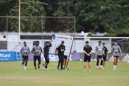 Juan Rescalvo (c) ha reemplazado a su hermano en estas tres primeras fechas.
