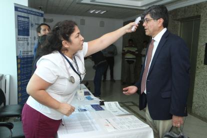 El canciller se sometió a la revisión por coronavirus