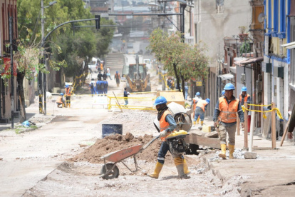 Trabajadores del Municipio de Quito trabajan en las vías de la ciudad