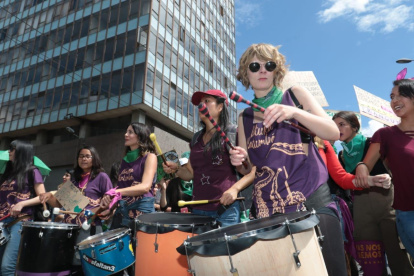 Mujeres indígenas, afrodescendientes, obreras y colectivas feministas se unieron para marchar en Quito.