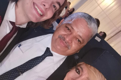 Alejandro, Mr. Wilson y la rubia presentadora.