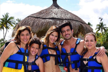 Alejandra y Efraín con sus familiares.