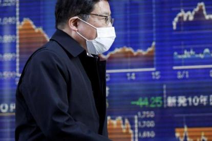 Las bolsas internacionales se han derrumbado tras la caída de los precios del crudo.