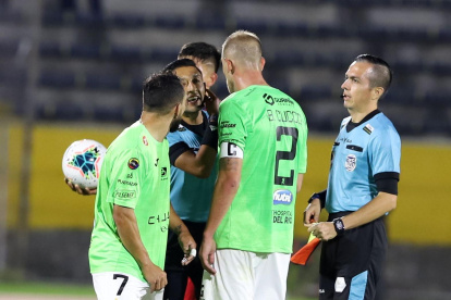 Romero y Cucco discuten al final del encuentro disputado en el estadio Olímpico Atahualpa