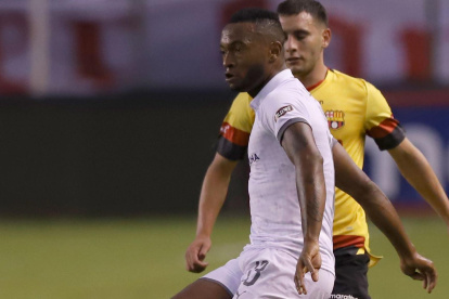 Pedro Pablo Perlaza lleva el esferico ante la marca de Emanuel Martinez en el juego Liga vs Barcelona

 Quito 09 de Marzo de 2020 Agencia(ag-extra ag-expreso-ag-quito)