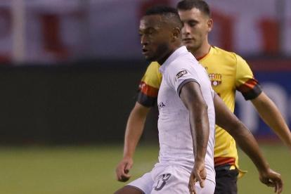 Pedro Pablo Perlaza lleva el esferico ante la marca de Emanuel Martinez en el juego Liga vs Barcelona

 Quito 09 de Marzo de 2020 Agencia(ag-extra ag-expreso-ag-quito)