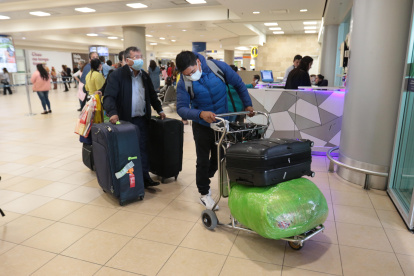 Pasajeros llegan con mascarillas al aeropuerto de Tababela, Quito.