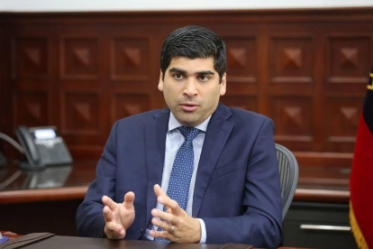 El vicepresidente Otto Sonnenholzner dio nuevas medidas, entre ellas, la restricción de vuelos internacionales.