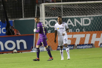 Adrian Gabbarini (i) y Antonio Valencia (d) mostraron su molestia por la tardía decisión de suspender la fecha de la LigaPro.