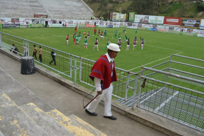 Guardianes. Alrededor de 50 guardias tenían la orden de hacer justicia indígena si algún hincha intentaba entrar al estadio pese a la emergencia por el COVID-19.