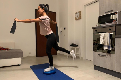 María Eduarda Fuentes se entrena en casa, en Italia, por la cuarentena decretada en ese país por la pandemia del coronavirus.