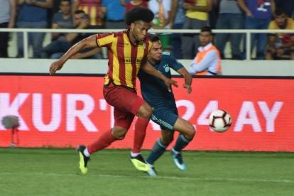 Arturo Mina es titular en su equipo, pero las cosas no han salido bien esta temporada y pelea en los últimos lugares