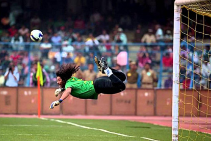 Higuita hizo el famoso Escorpión en un partido contra Inglaterra, en Wembley.