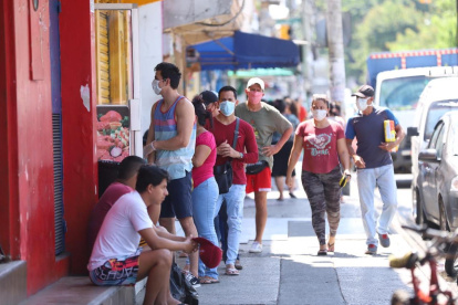 Las personas hacían columna para ingresar a los negocios de la Florida Norte.