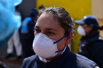 Los ciudadanos toman precauciones como el uso de mascarillas para no contagiarse del nuevo virus.
