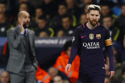 Tanto el 10 del FC Barcelona, Lionel Messi (d) como Pep Guardiola (i) donaron a la misma causa.