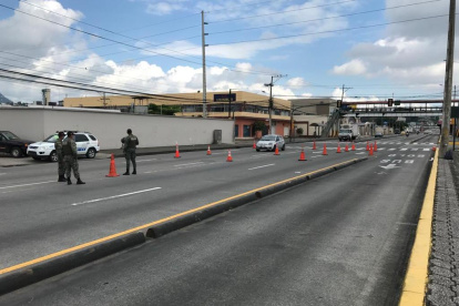 Los militares, policías y agentes de tránsitio realizan patrullajes para evitar que la gente salga de casa.