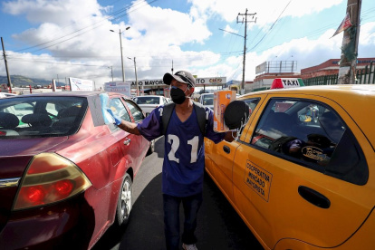 Un vendedor ambulante ofrece mascarillas en las calles.