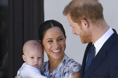 Ante la sorpresa mundial, la familia renunció a sus derechos reales para llevar una vida más tranquila.